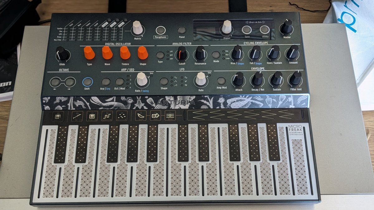 Hello, j'ai du matos à vendre si j'ai des musiciens dans mes followers : Elektron Octatrack mk2, Arturia MicroFreak etc... 
DM pour les prix, état neuf livré n'importe où avec boîte d'origine et Decksavers.