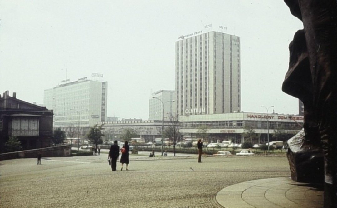 Fana43124688's tweet photo. #Katowice view of Red Army Street in 1975 (currently #Korfanty Avenue).
On the left, Tiele-Winckler manor house, the seat of the Katowice Knights' Estate,demolished in 1976, on the orders of the then  Secretary of #KW #PZPR #ZdzisławGrudzień
Photo: #PeterFeist
#Poland #Silesia https://t.co/Kwabt3I196
