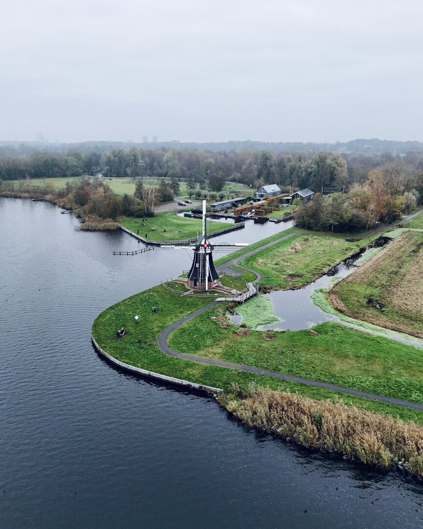 De Helper, de trotse molen aan het Paterswoldsemeer die al sinds 1863 draait! 🌾🌊 Ooit gebouwd om het water te beheersen, nu een sfeervol stukje geschiedenis midden in de natuur van Groningen. Deze oude krachtpatser draait nog steeds, nu vrijwillig, en … instagr.am/p/DCMbgBetk8H/