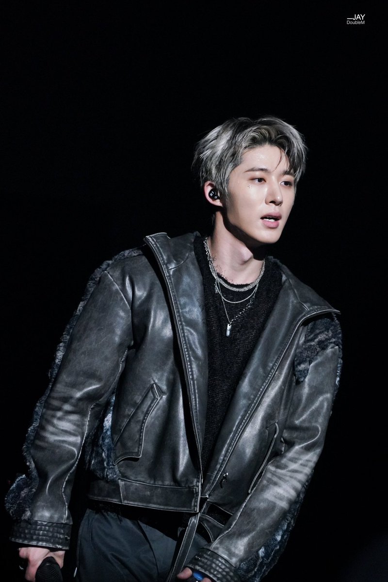 khbsource's tweet photo. he looks too cool with this hair https://t.co/0AByYVidpN