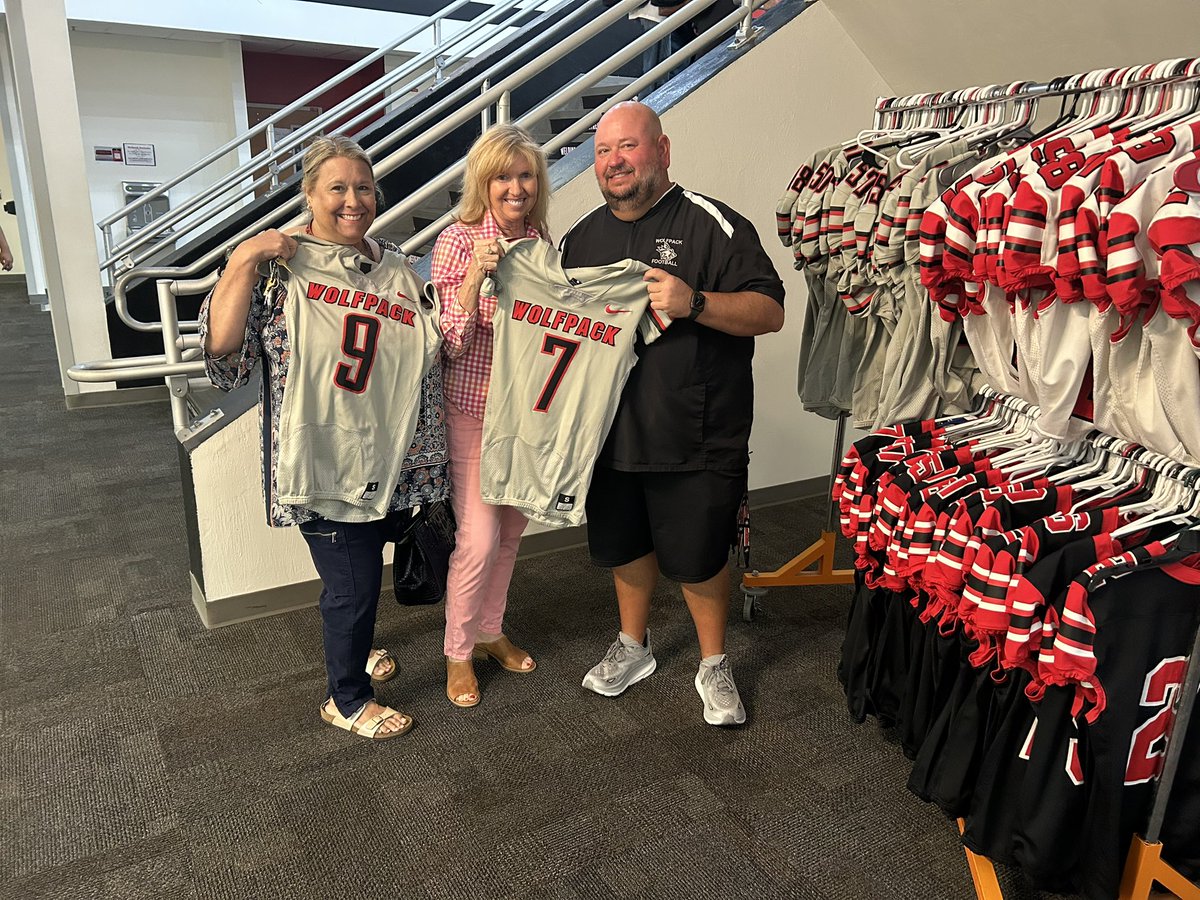 SouthFMHS's tweet photo. What a great day at South Fort Myers High! #workisfun #highschool https://t.co/RlFao2xvgb