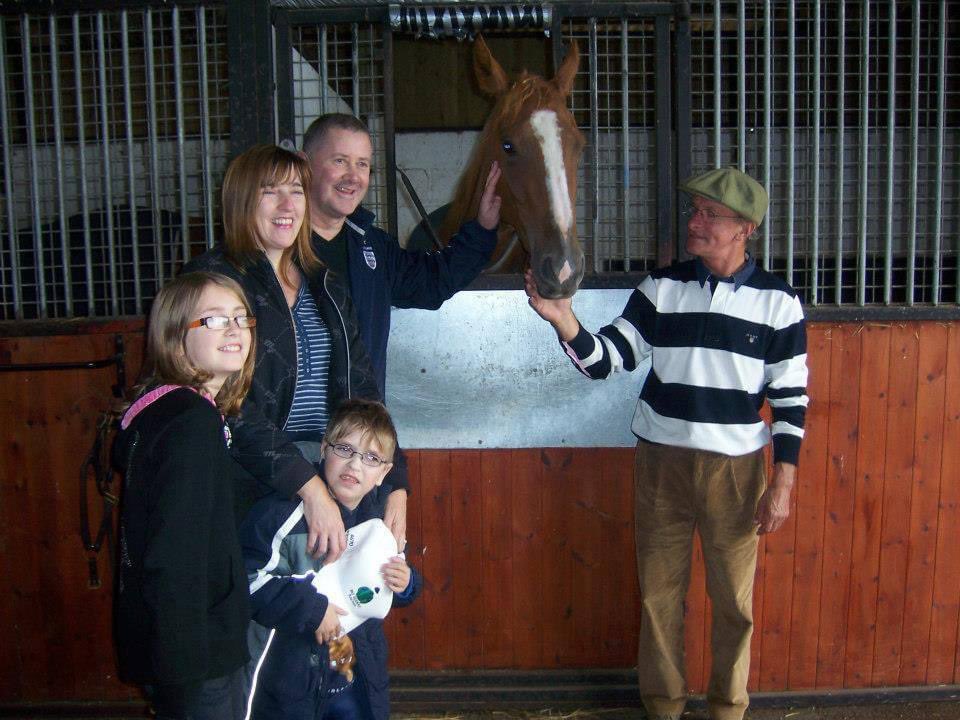 Remembering the legend Pat Eddery who  died 9 years ago today, seen here with my wife and 2 of my kids and me ❤️.