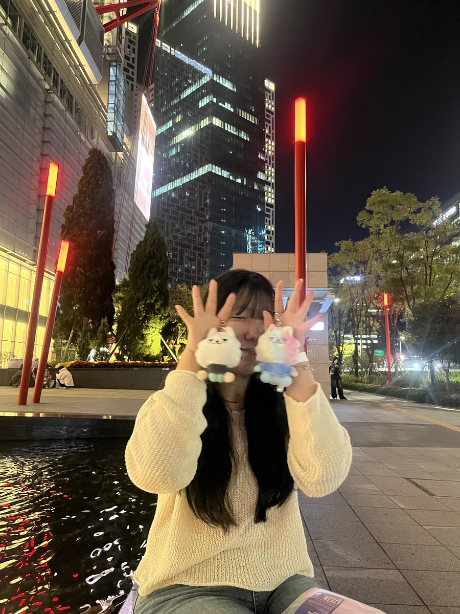 subtokki2's tweet photo. 팝업 너무 예쁘게 꾸며져있고 애들 흔적 찾는데 재밌었어요 그리고 레인보우 뿔바투도 너무 귀여웠고 네이버 예약으로 편하게 팝업 갔다왔습니다!!🤍#The_Star_Chapter_SANCTUARY_POPUP
#SANCTUARY #POPUP #사운드웨이브 #The_Star_Chapter #투모로우바이투게더 #TXT #TOMORROW_X_TOGETHER https://t.co/evUmWCKyfR