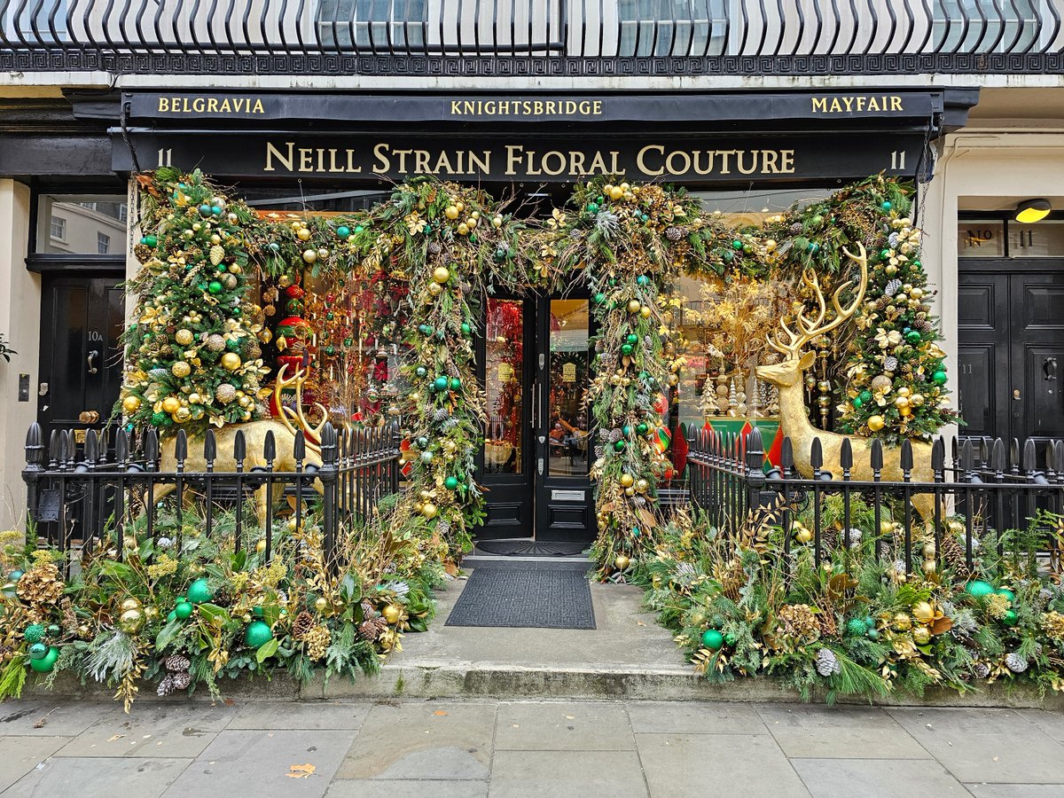 They do Christmas differently in Belgravia <a href="/neillstrain/">Neill Strain Floral Couture</a>
