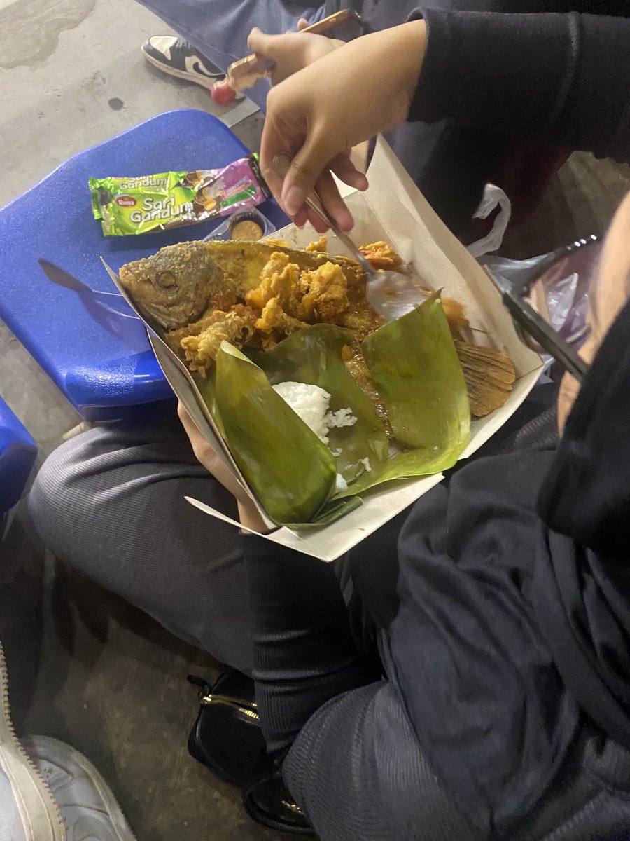 lotusbizcoff's tweet photo. kocak supporteran malah fokus makan https://t.co/4Jpo5BjUX5