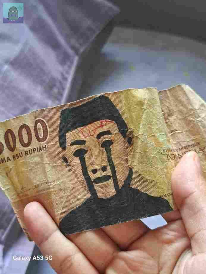 tanyakanrl's tweet image. 💚 Sumpah ni orang yang suka coret coret uang lu kuker banget anjinccccc, ni duit 5rb masih bisa dipake transaksi cimol anjinkkkkk. Kalo dah gini, cuma bisa disimpen doang 🫵😔