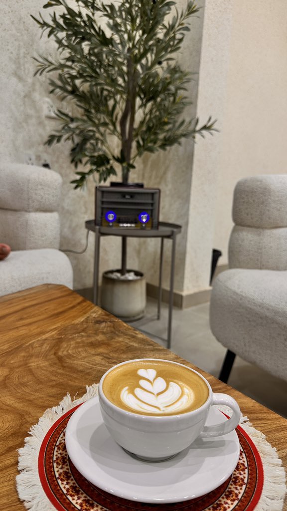 من مبهجات الحياة أجواء بارده وكوب قهوة …