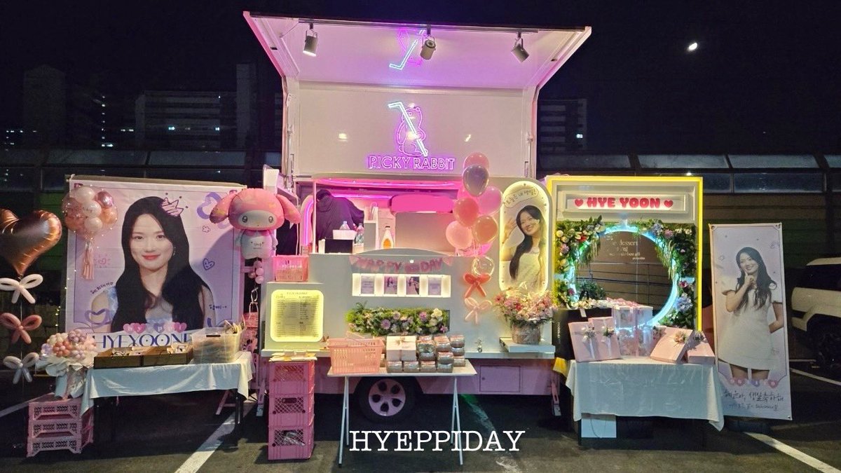 hyeppiday's tweet photo. ⋆。˚𝟐𝟒𝟏𝟏𝟏𝟎 𝑯𝑨𝑷𝑷𝒀 𝑯𝒀𝑬𝒀𝑶𝑶𝑵 𝑫𝑨𝒀 ˚ ༘꙳
오늘, 혜윤 배우의 생일을 축하하기 위해
#오늘부터인간입니다만 촬영장에
혜피데이가 준비한 선물과 함께
커피차 서포트를 진행했습니다!(���˃̵ᴗ˂̵)و ♡
#김혜윤 #KimHyeYoon #혜피데이 #HYEPPIDAY https://t.co/szG8lcSMkI