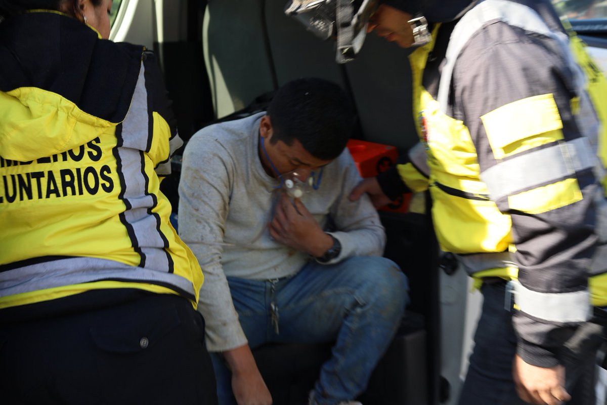 BVoluntariosGT's tweet photo. Se realizó el rescate de una persona que cayó al fondo de un pozo de mantenimiento en la 12 avenida y 8 calle, zona 11 Capitalina.

Utilizando equipo de rescate se llevó a la superficie a un hombre que luego fue llevado al hospital para su evaluación médica #CVBalServicio https://t.co/ZThT4d6heu