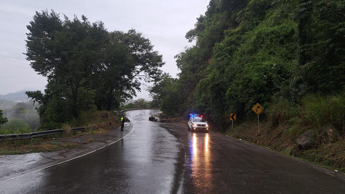 InviasOficial's tweet photo. 2️⃣ En la vía Puente Nacional - San Gil, en el km 106 se presenta #cierreparcial a un carril debido a la caída de rocas en la zona. Mantener precaución. Recuerde que puede informarse sobre los cierres en las vías en @numeral767 https://t.co/GVXN84YdiW