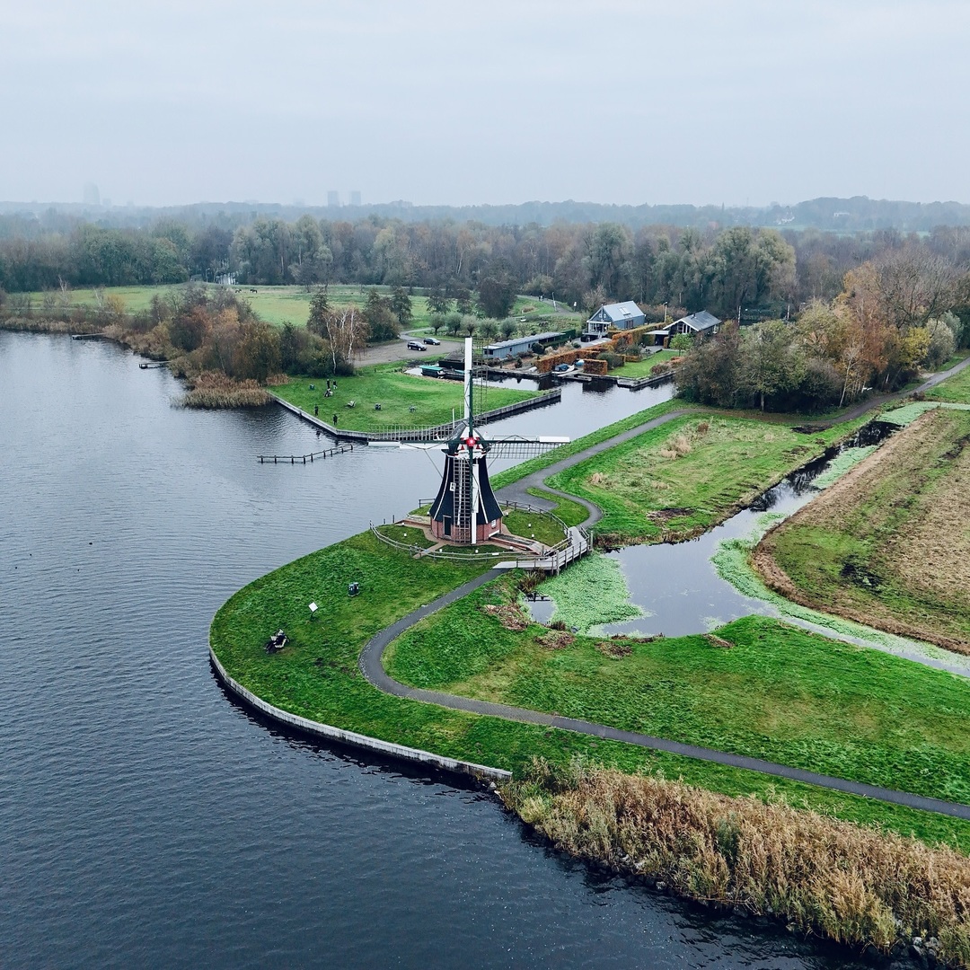De Helper, de trotse molen aan het Paterswoldsemeer die al sinds 1863 draait! 🌾🌊 Ooit gebouwd om het water te beheersen, nu een sfeervol stukje geschiedenis midden in de natuur van Groningen. Deze oude krachtpatser draait nog steeds, nu vrijwillig, en … instagr.am/p/DCMcrzZt8NI/
