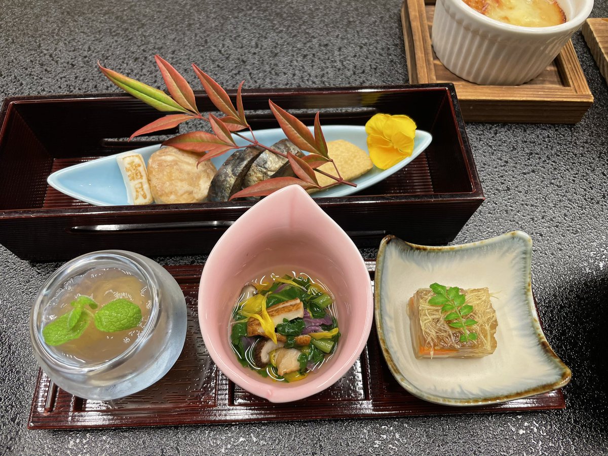 hanabusamitsu's tweet photo. 夕食の献立が霜月のものに変わりました。
寒くなってきたので旬肴は「松茸の土瓶蒸し」。香りの良い松茸がお出汁に広がって美味。酢橘をちょっと搾ると◎
前菜も原木椎茸と春菜のお浸しやリンゴコンポートなど彩りも鮮やかです。煮物も大根信田煮で身体がホカホカに温まります！
#富嶽はなぶさ https://t.co/PAMTuD7rjM