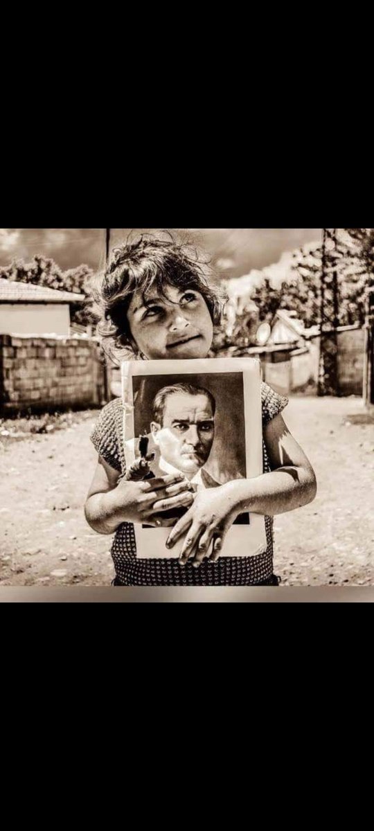 Senden ayrı geçen her yıl, bir yaprağın daha düşmesi gibi... Ama biz, senin ektiğin köklü çınar ağacında hep yeşil kalacağız."🇹🇷 🇹🇷
#10KasımSonsuzlukDemek
#10Kasim