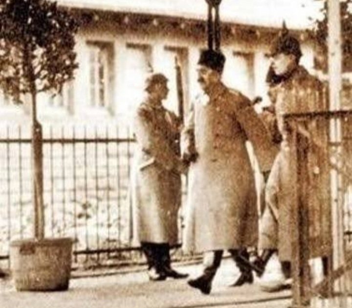 ati3405's tweet photo. 1917 yılı aralık ayında Şehzade Vahdettin ve Mustafa Kemal Paşa ile Almanya seyahatinde.

@eafyoncu
#10Kasım https://t.co/ebLV6g33Ex