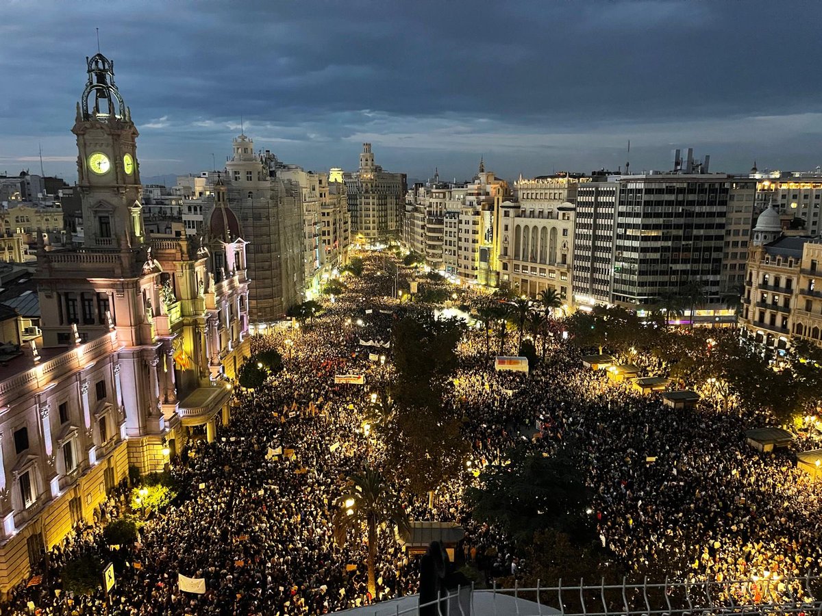 En Fallas el aforo máximo de la plaza del Ayuntamiento es de 150.000 personas con las rejas de la mascletà.Otra parte estaba en la calle San Vicente hasta Plaza de la Reina. Fácilmente anoche había 220.000 personas.