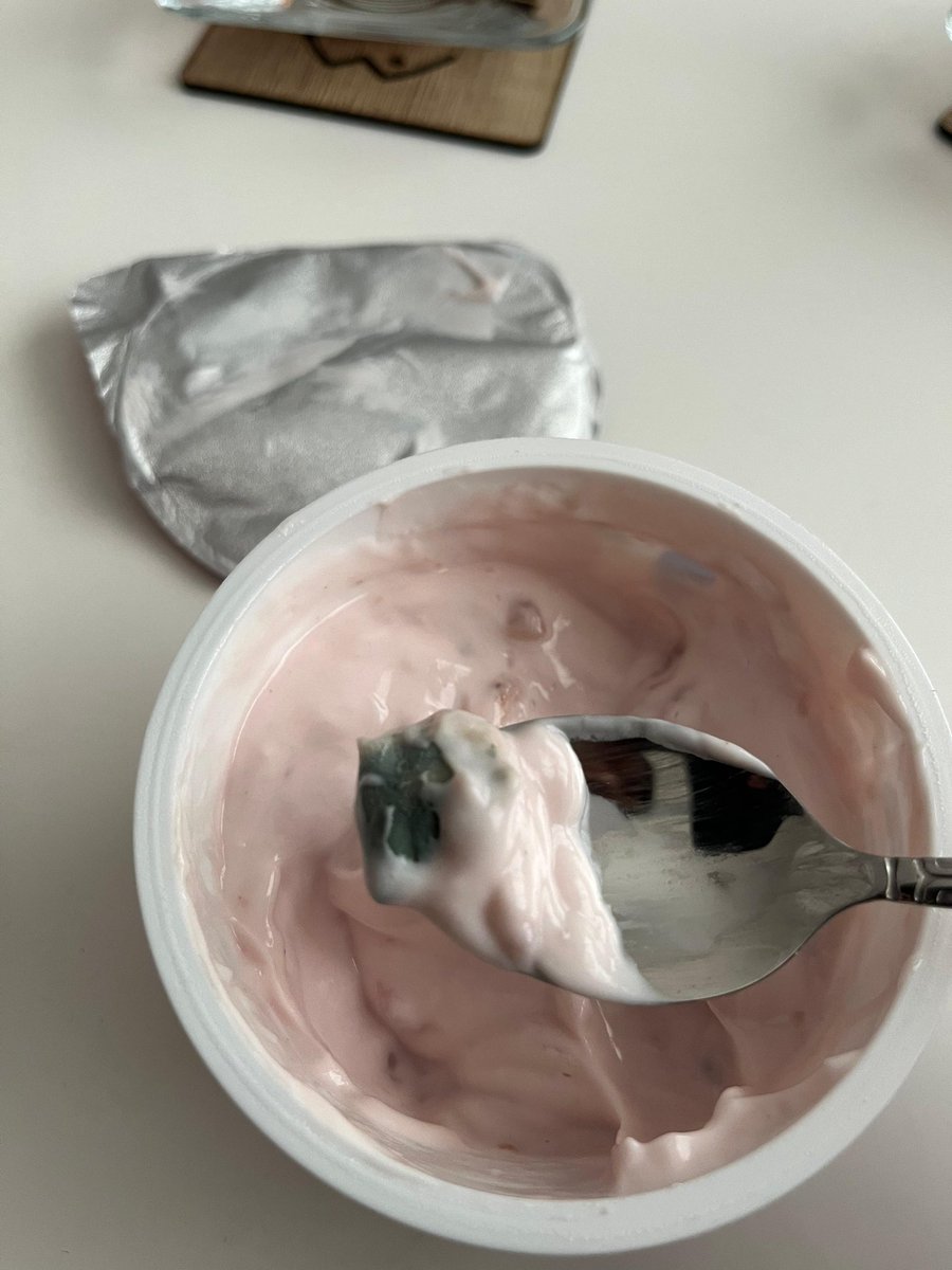 EyupCanAlc's tweet photo. @SEKDunyasi Henüz tarihine 13 gün olan yoğurdunuzun içinden böyle bir  madde  çıkması normal mi? Bununla ilgili açıklamanız tam olarak nedir? Aldığım diğer yoğurtları da çöpe mi atmalıyım? Gerçekten Sek markasına olan güvenilirliği zedeleyen bir rezalet.. https://t.co/KADaPVbvSa