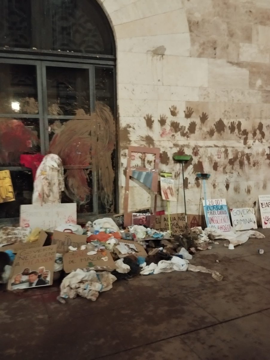 Dos #Reflexions 
S'han donat més pressa en netejar el Palau de la Generalitat que els pobles de la #Dana I tampoc han ara han sabut calcular els efectius necessaris