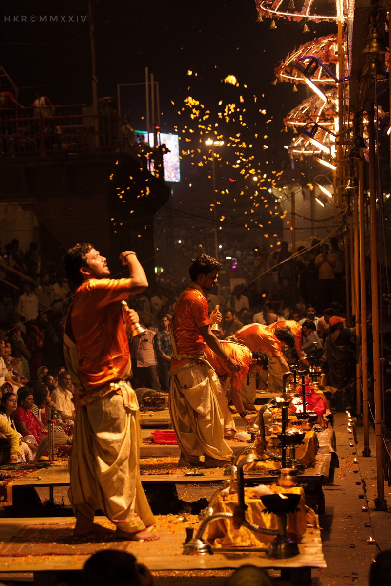chauchaubhath's tweet image. Yes. The #GangaArati at #Varanasi 's #Dashashwamedh ghat has to be one of the absolute spectacles of our country. All things considered. 😊🙏🏽
#Kashi