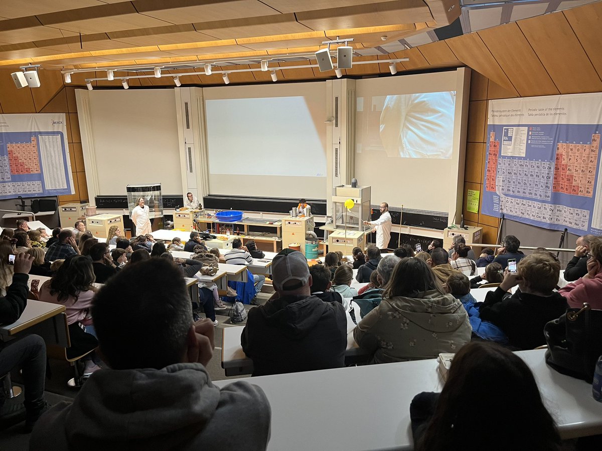 EPFL_SPS's tweet photo. Quel enthousiasme dans l’auditoire rempli d’un public conquis par les expériences de chimie et les explications qui les accompagnent. Un immense merci au professeur @A_Osterwalder et son équipe pour les spectacles de chimie #Scientastic @EPFL https://t.co/G4g3JdPYD8