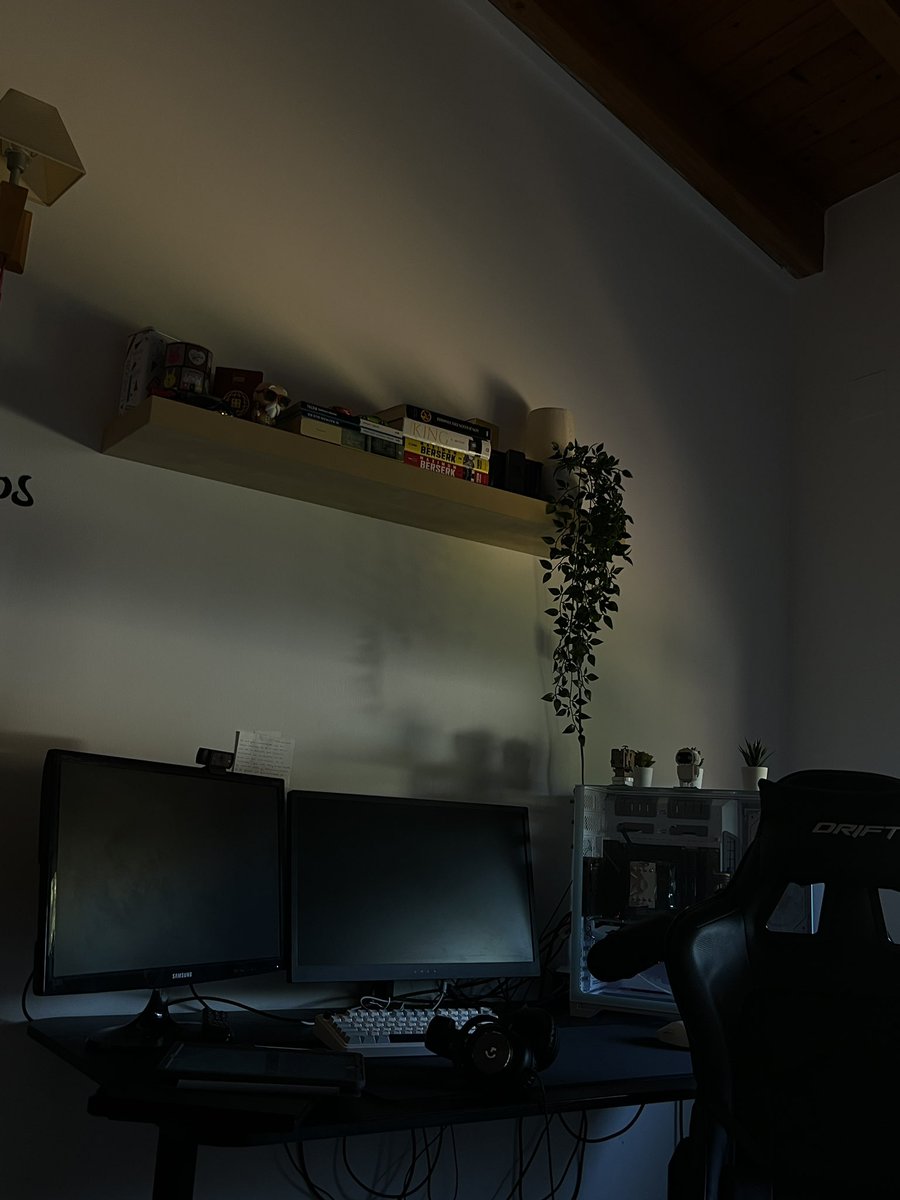 Cloudy2k___'s tweet photo. Faltan cositas, pero no sé qué poner… https://t.co/PMoZz8POGm