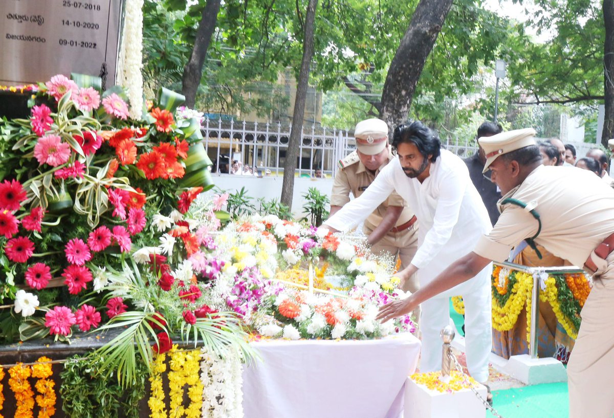 JanaSenaParty's tweet photo. విధి నిర్వహణలో ఉన్న పోలీసులను బెదిరిస్తే కఠిన చర్యలు

• అధికారులకి ఎలాంటి అపాయం జరిగినా బెదిరించిన వారిదే బాధ్యత

• ఐపీఎస్ అధికారులు లక్ష్యంగా గత ముఖ్యమంత్రి చేసిన వ్య���ఖ్యలు సరికాదు

• ఇంకోసారి ఇలాంటి బెదిరింపులకు పాల్పడితే సమోటోగా కేసులు

• గత ముఖ్యమంత్రి పర్యటనల్లో చెట్ల నరికివేతపై వాల్టా చట్టం కింద చర్యలు

• అటవీ అమర వీరుల త్యాగాలు వృథా కానివ్వం

• భావితరాలు గుర్తుంచుకునేలా విగ్రహాల ఏర్పాటు... భవనాలకు అమర వీరుల పేర్లు

• గుంటూరు అరణ్యభవన్ లో జరిగిన అటవీ అమరవీరుల సంస్మరణ కార్యక్రమంలో రాష్ట్ర ఉపముఖ్యమంత్రి, అటవీ, పర్యావరణ శాఖ మంత్రి శ్రీ @PawanKalyan గారు
