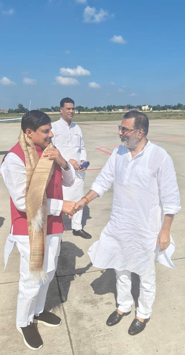 nishikant_dubey's tweet photo. मध्यप्रदेश के यशस्वी मुख्यमंत्री मोहन यादव जी का देवघर एयरपोर्ट पर स्वागत किया https://t.co/4rqKUi4IYf