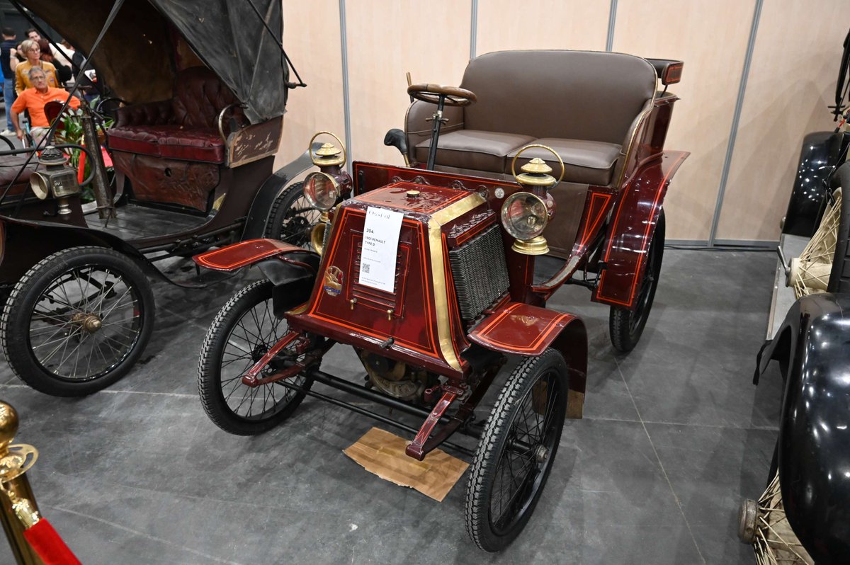 La grande vente aux enchères dédiée aux autos de collection, organisée par la maison Osenat, aura lieu à 14h dans le Hall 6 ! 

À votre avis, tous ces beaux véhicules trouveront-ils un joyeux acquéreur ? 🙂

Crédit 📷 → Sébastien Sollier