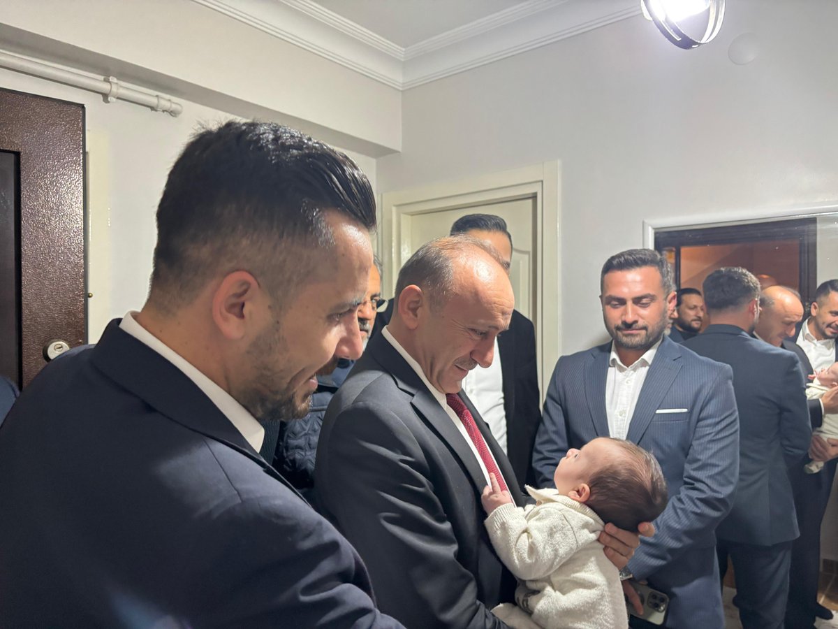 Şube kongrelerimiz sebebiyle bulunduğumuz İstanbul'da 2 No'lu Şube Başkan Yardımcımız Harun Tunca'nın dünyaya gelen evladı için hayırlı olsun ziyaretinde bulunduk. Metehan yavrumuza Allah'tan hayırlı ömürler diliyorum. Allah analı babalı büyütsün.