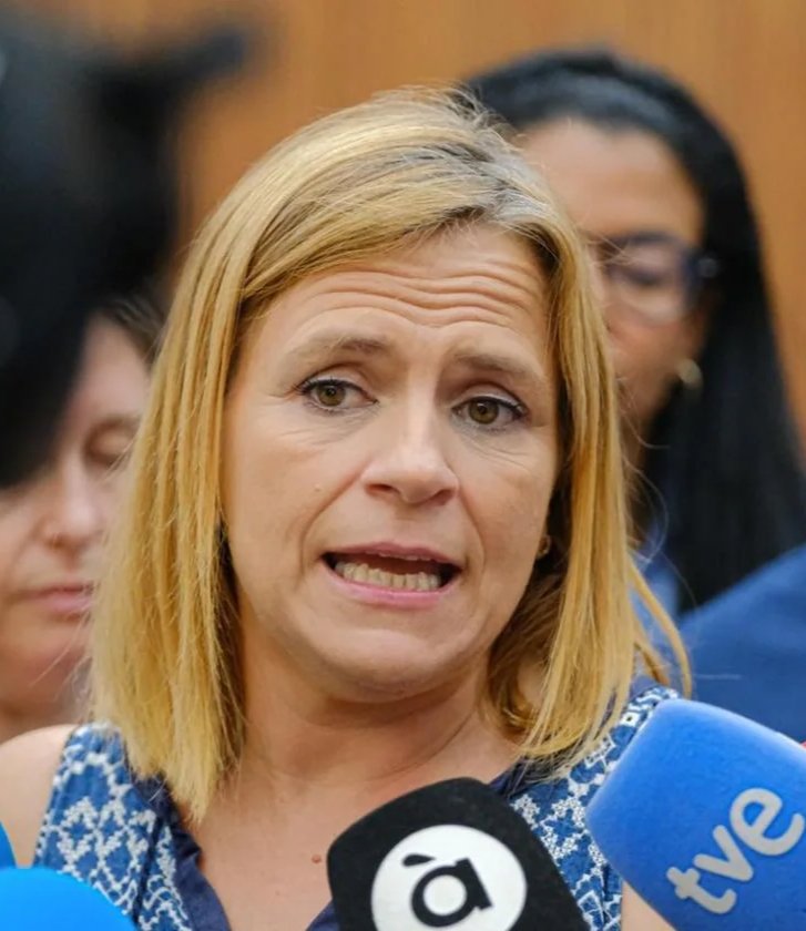 unodeldiezE's tweet photo. La manifestación en Valencia para pedir responsabilidades por la nefasta gestión de la #DANA fue masiva y un clamor.
Y los palos que repartió la policía han sido "gentileza" del PSPV-PSOE, más concretamente de Pilar Bernabé García, Delegada del Gobierno. Que no se olvide.
#PPsoE