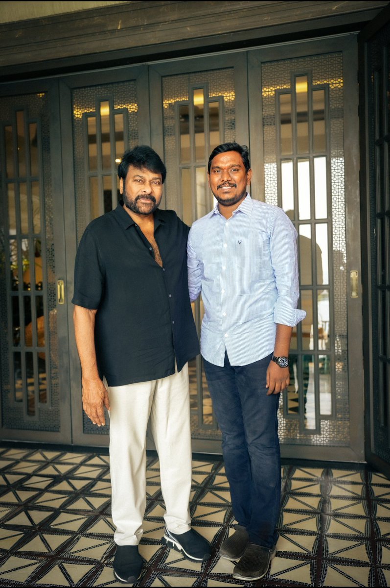 SLNMOVIEMAKERS's tweet photo. Diwali Winner #KA Team Receives Congratulations from MEGASTAR @KChiruTweets Garu 🤩🔥
Happy to meet MEGASTAR CHIRANJEEVI SIR fanboy moment
#VNE #slnmoviemakers https://t.co/lm0CadxaUa