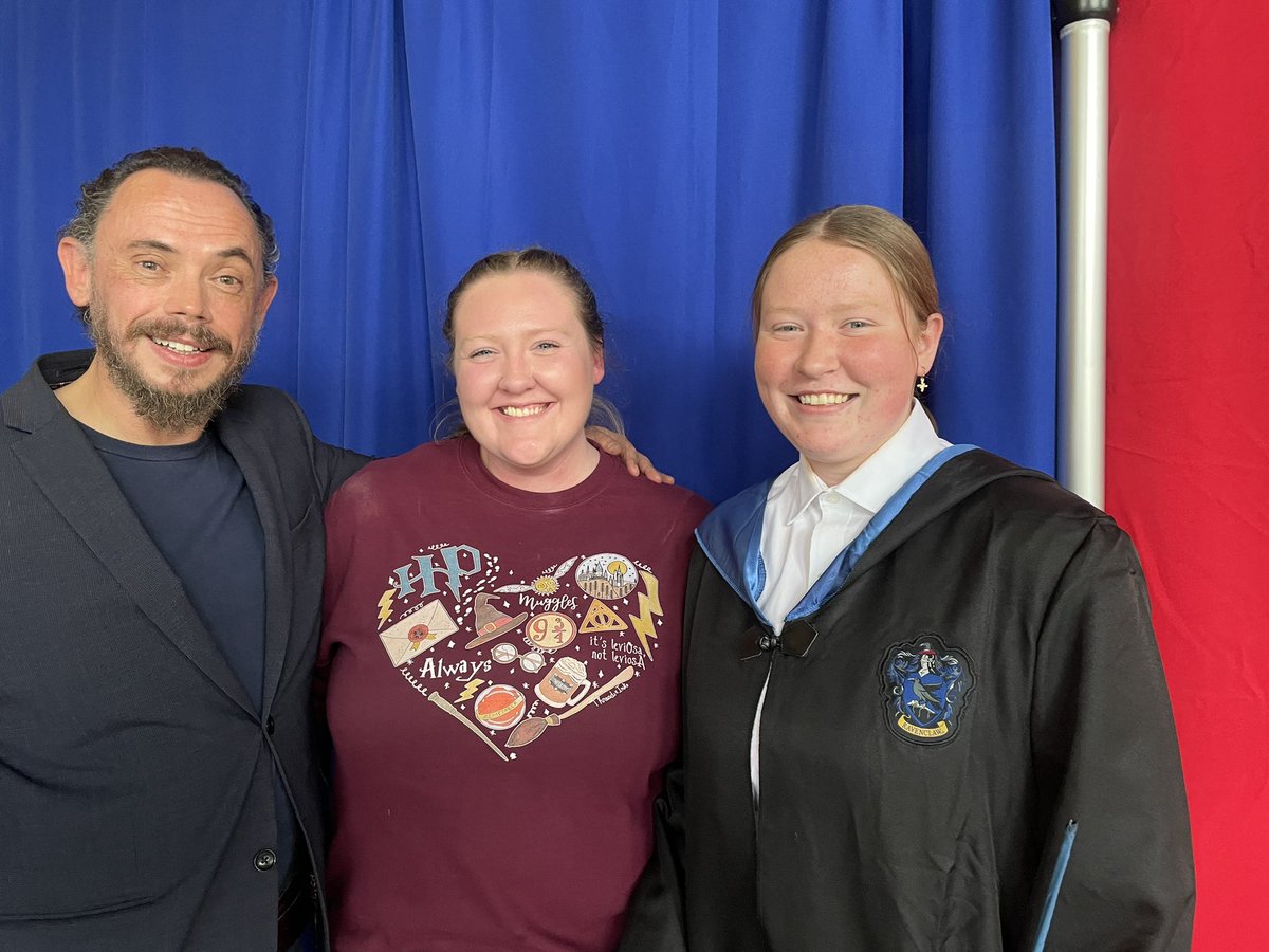 itsme_cassieb's tweet image. Had an absolute blast meeting you all! Seriously the sweetest people ever🤍 @wizardfestohio @MrJamesPayton @Rohan_Gotobed