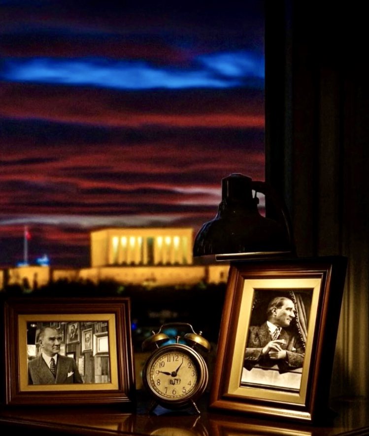 Saygı olsun bu çelik atlıların gök tuğuna, 

Tuğu kaldırmış olan orduların başbuğuna. 

Saygı, özlem ve minnetle… 🇹🇷

1881-♾

#10Kasım