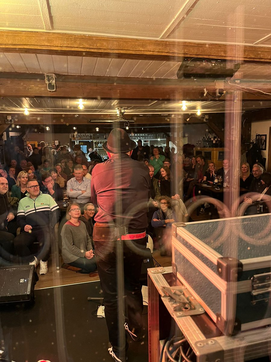 ichgruessesie's tweet image. &quot;Dasselbe Land zu lange geseh&apos;n, dieselbe Sprache zu lange gehört...&quot; 
Welch eine Ehre und Freude, mit André Herzberg und vielen tollen Menschen in unserem überfüllten Gartenlokal Bornholm&apos;s direkt an der Bornholmer Brücke den #Mauerfall zu feiern. Auf die Freiheit!
#dawaechstwas