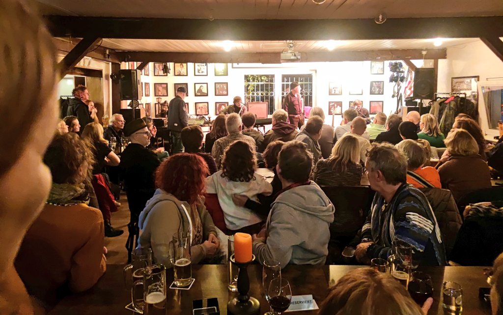 ichgruessesie's tweet image. &quot;Dasselbe Land zu lange geseh&apos;n, dieselbe Sprache zu lange gehört...&quot; 
Welch eine Ehre und Freude, mit André Herzberg und vielen tollen Menschen in unserem überfüllten Gartenlokal Bornholm&apos;s direkt an der Bornholmer Brücke den #Mauerfall zu feiern. Auf die Freiheit!
#dawaechstwas