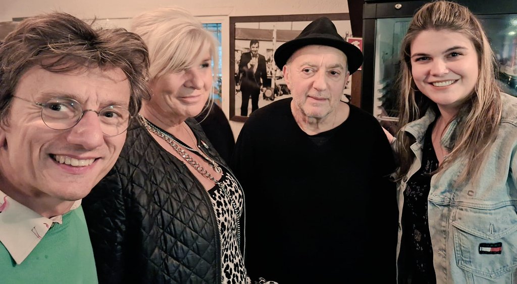 ichgruessesie's tweet image. &quot;Dasselbe Land zu lange geseh&apos;n, dieselbe Sprache zu lange gehört...&quot; 
Welch eine Ehre und Freude, mit André Herzberg und vielen tollen Menschen in unserem überfüllten Gartenlokal Bornholm&apos;s direkt an der Bornholmer Brücke den #Mauerfall zu feiern. Auf die Freiheit!
#dawaechstwas