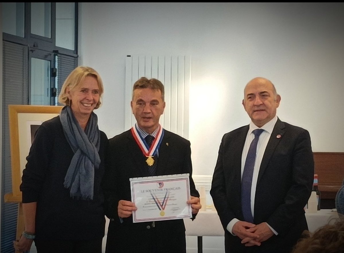 SF_DG92's tweet photo. Hier à Sèvres, ds le cadre de la Libération de la ville, en présence de la députée Lanlo, j’ai remis plusieurs médailles du SF dont la cravate d’honneur au président du comité et celle de Vermeil à la doyenne, présente à l’arrivée du général Leclerc en 1944. https://t.co/J1qjWzjipt