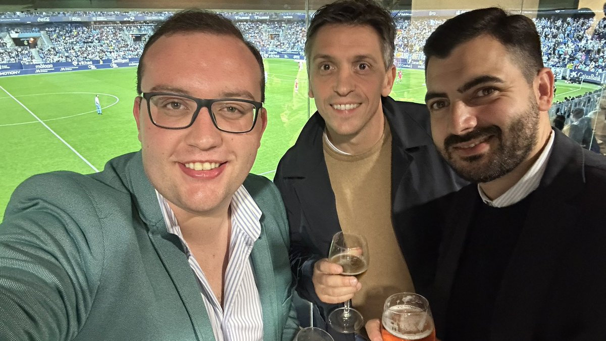andresespildora's tweet image. Gran y merecida victoria del @MalagaCF.

Una vez más he acompañado, en el palco, a mi club en su semanal jornada de liga. En esta ocasión, gracias a Iván de #Olin y Rafa de #Planea.

Un partido emocionante, en el que el equipo demostró su #fuerza y #unidad en cada jugada.