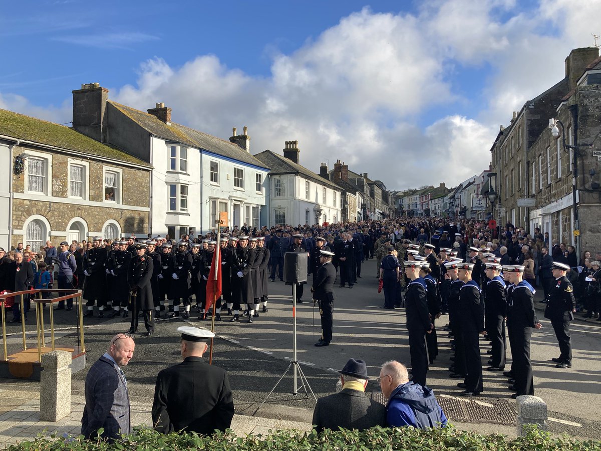 An excellent turn out on a bright &amp; unseasonably warm day in #Helston #Cornwall for #Rememberance Sunday with sailors from RNAS Culdrose <a href="/PoppyLegion/">Royal British Legion</a>, Scouts, Air Cadets &amp; other town groups.