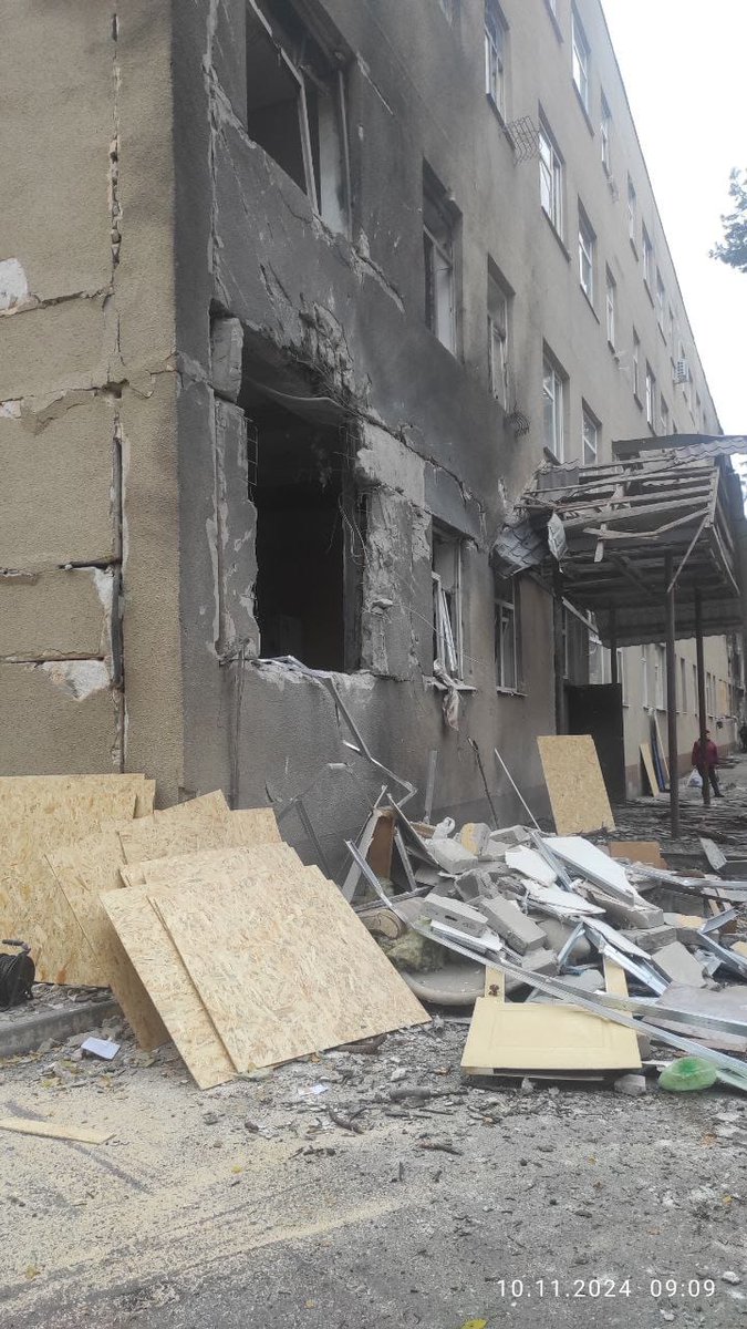 Уламки «шахеда» у Чугуївській громаді пошкодили під'їзд чотириповерхового будинку. Поранені 17-річна дівчина та 10-річний хлопчик.

Джерело: Олег Синєгубов, Галина Мінаєва