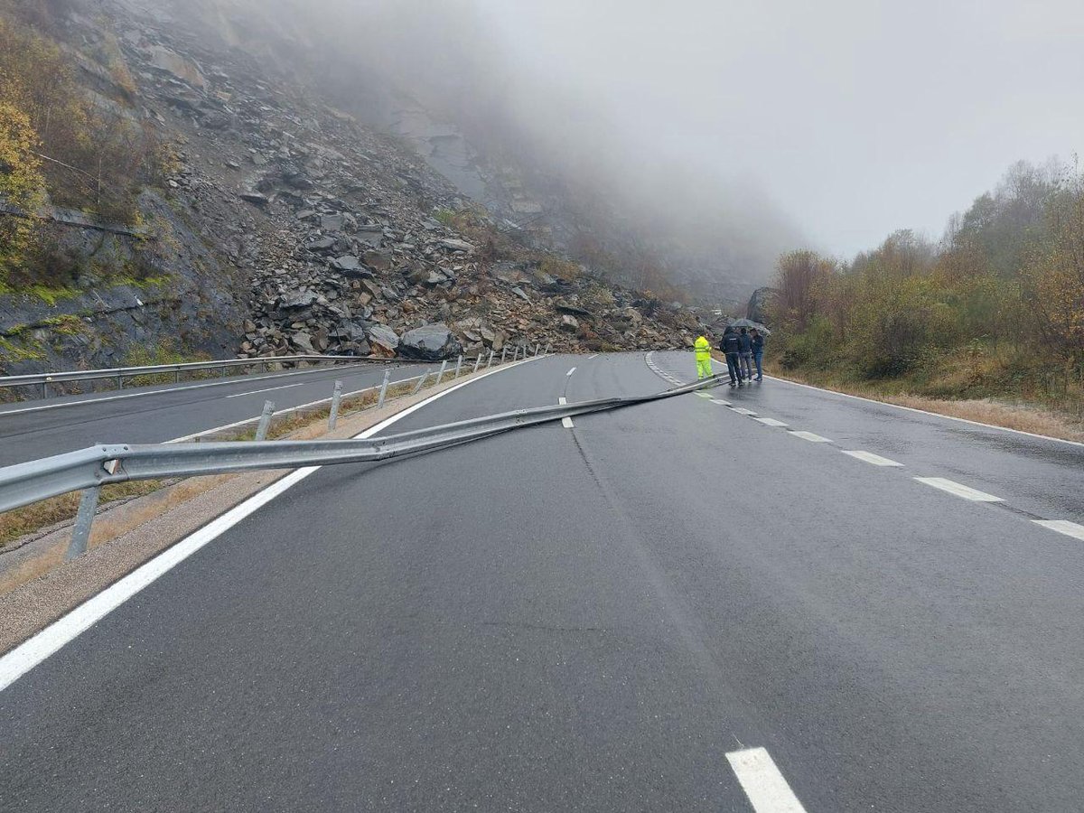 J_Merino_B's tweet image. Cortada la autopista del Huerna en ambos sentidos. Asturias declara la independencia por la vía del argayo.