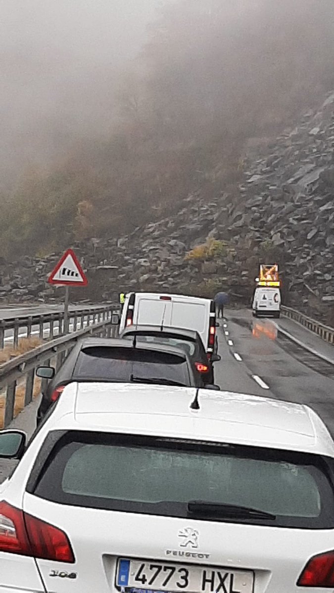 J_Merino_B's tweet image. Cortada la autopista del Huerna en ambos sentidos. Asturias declara la independencia por la vía del argayo.