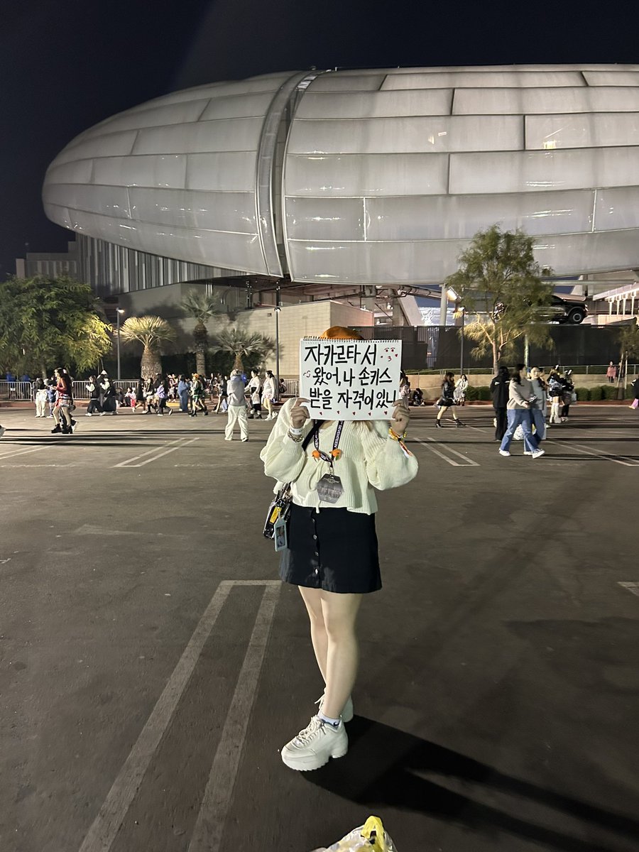 kwonbobpul's tweet photo. the sign: from jakarta, do i deserve a kiss

the interaction: …..

is this even real life 😭😭😭😭😭

#SEVENTEEN_RIGHT_HERE #SEVENTEENinLA https://t.co/y65KCuNYOC