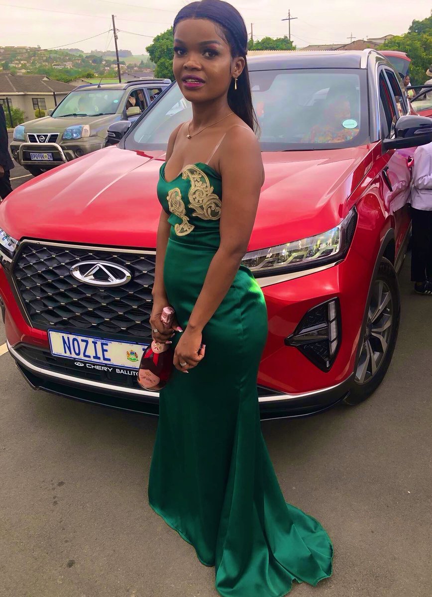 MELL_911's tweet photo. #mycousinswedding had to get dressed “esihlahleni” as is the Zulu tradition 😊 https://t.co/bwYkYTFKkM