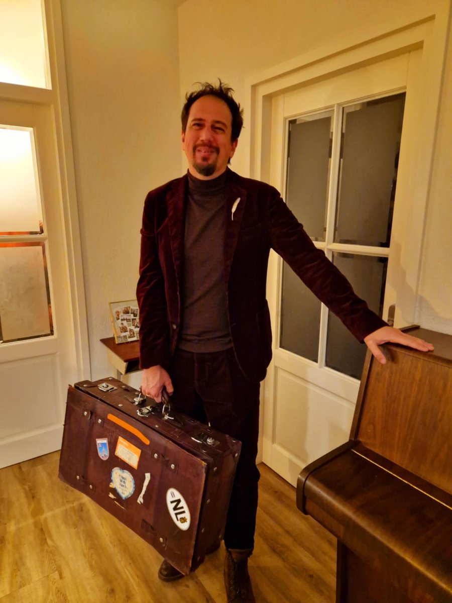 Dag Gouda, dag Twitter! De stadsdichterskoffer is overgedragen aan Chris Bellekom. 

En ik, Jeffrey van Gouda, stadsdichter Van Geenen, zie jullie weer op een ander moment, op een andere site, maar sowieso in mijn stad. 

In ónze stad. 
Want stadsdichter ben je samen ❤️🇦🇹❤️