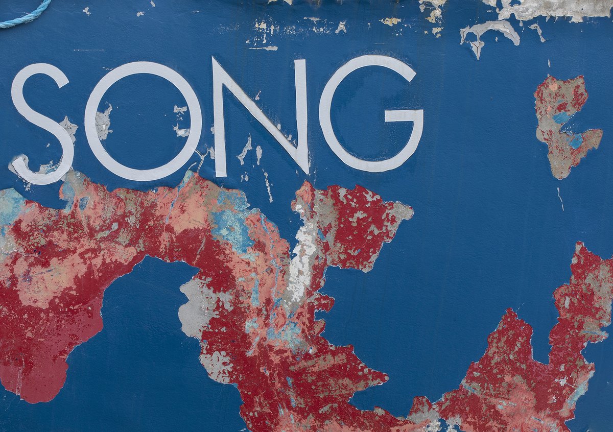 Op deze grijze zondag een kleurrijk foto gezocht. In een haventje in Schotland lage deze boot. De oude verflagen leken wel een maritieme kaart van alle oceanen en landen waar dit schip heeft gevaren.  
Fijne zondag allemaal 💙❤️
#Ouwetje <a href="/Tpzijl/">Peter</a> #november_kiek