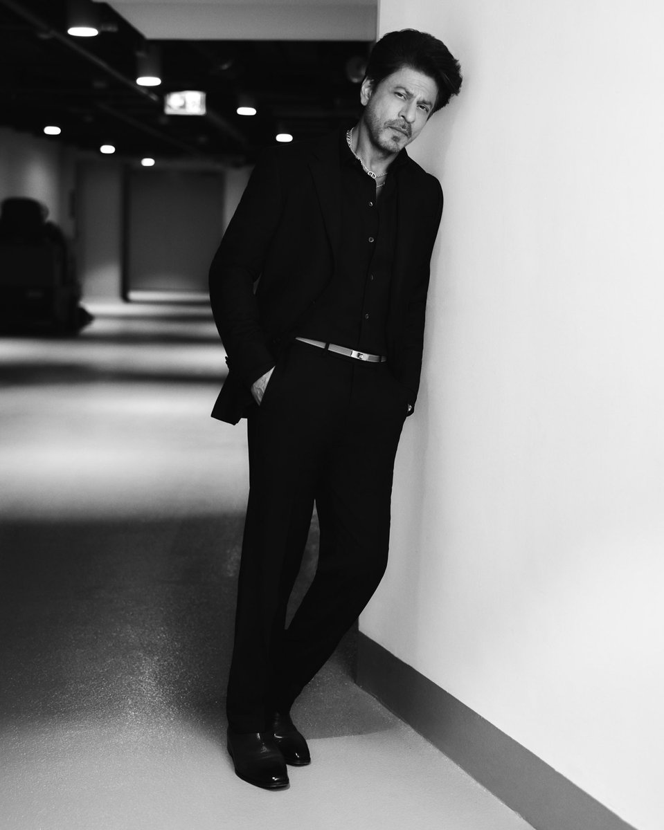 Srk_bangalore's tweet photo. Effortlessly redefining class and charisma! @iamsrk in his timeless style, captivating every moment. 🖤

 #KingKhan #SRK
#ShahRukhKhan https://t.co/SbcCuHC8F5