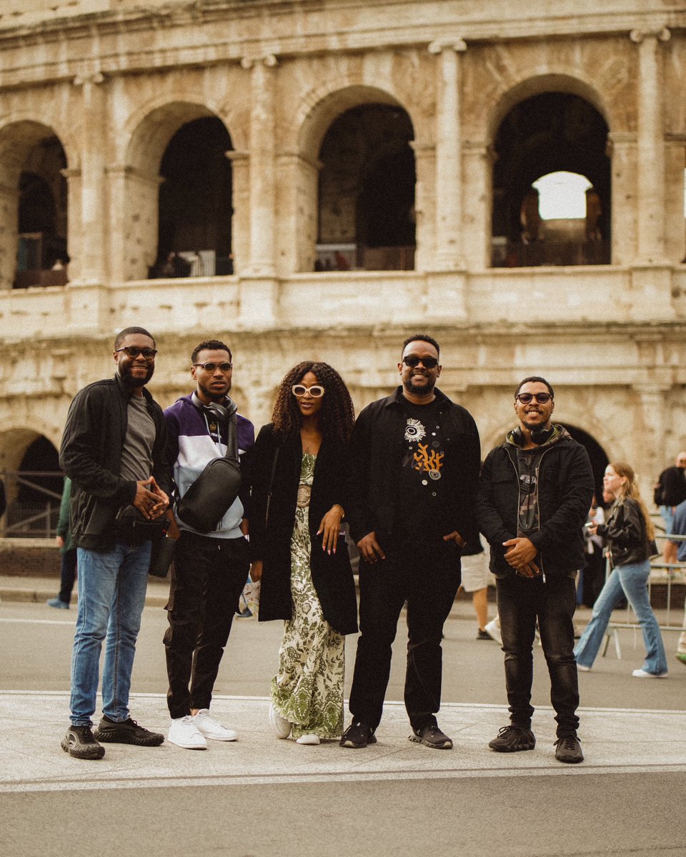carelpedre's tweet photo. Devant le Colisée à Rome 🇮🇹 avec la Team #Chokarella ! https://t.co/VUtplqVipK