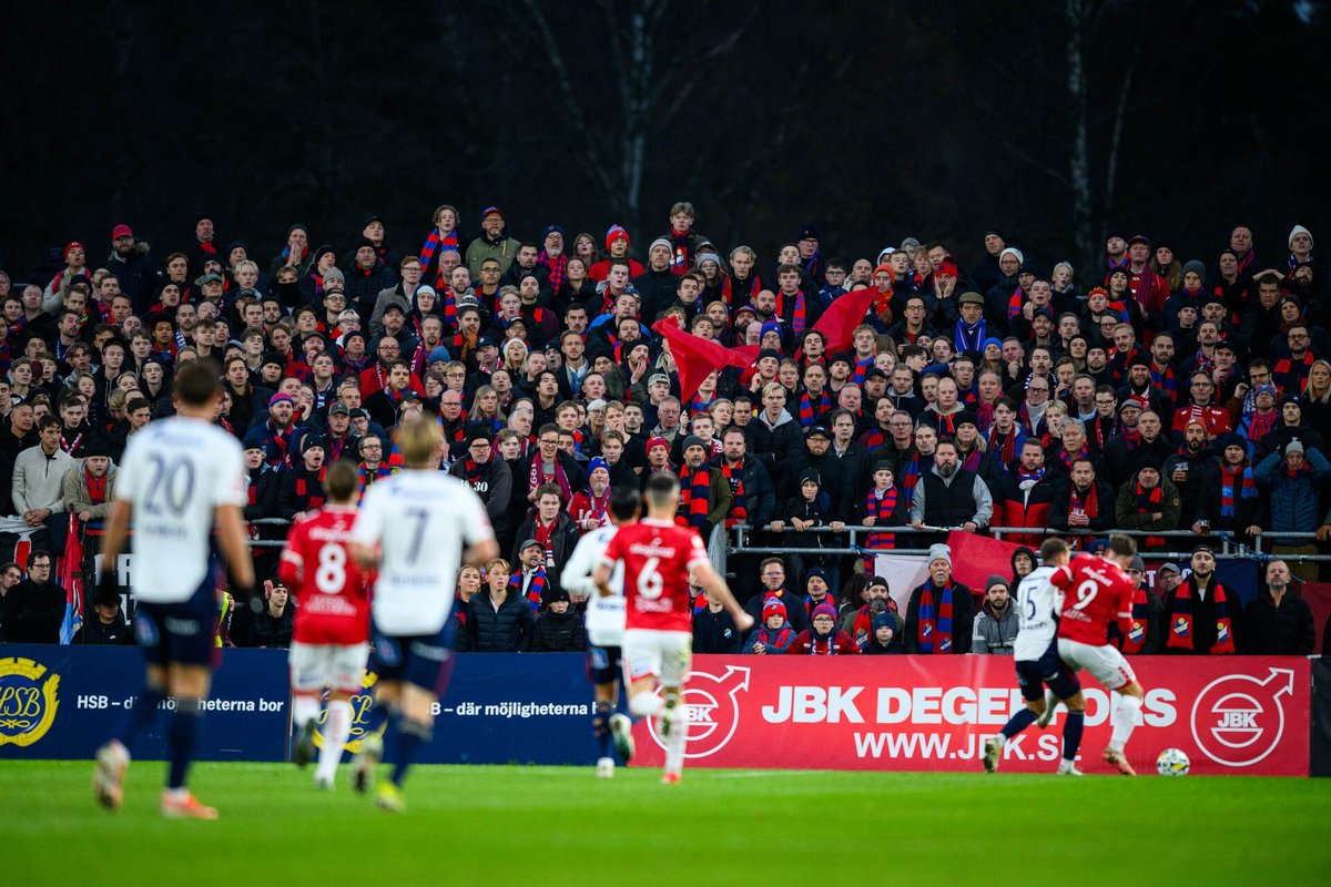 Ett stort tack för igår och för all support under denna historiska säsong! 👏

Över tusen Östervänner var på plats och bar laget fram till ett allsvenskt avancemang inför nästa år. East Front och Sektion Södra. Ni gör skillnad!

I morgon kl 19 ses vi på Stortorget!

🔴🔵#östersif