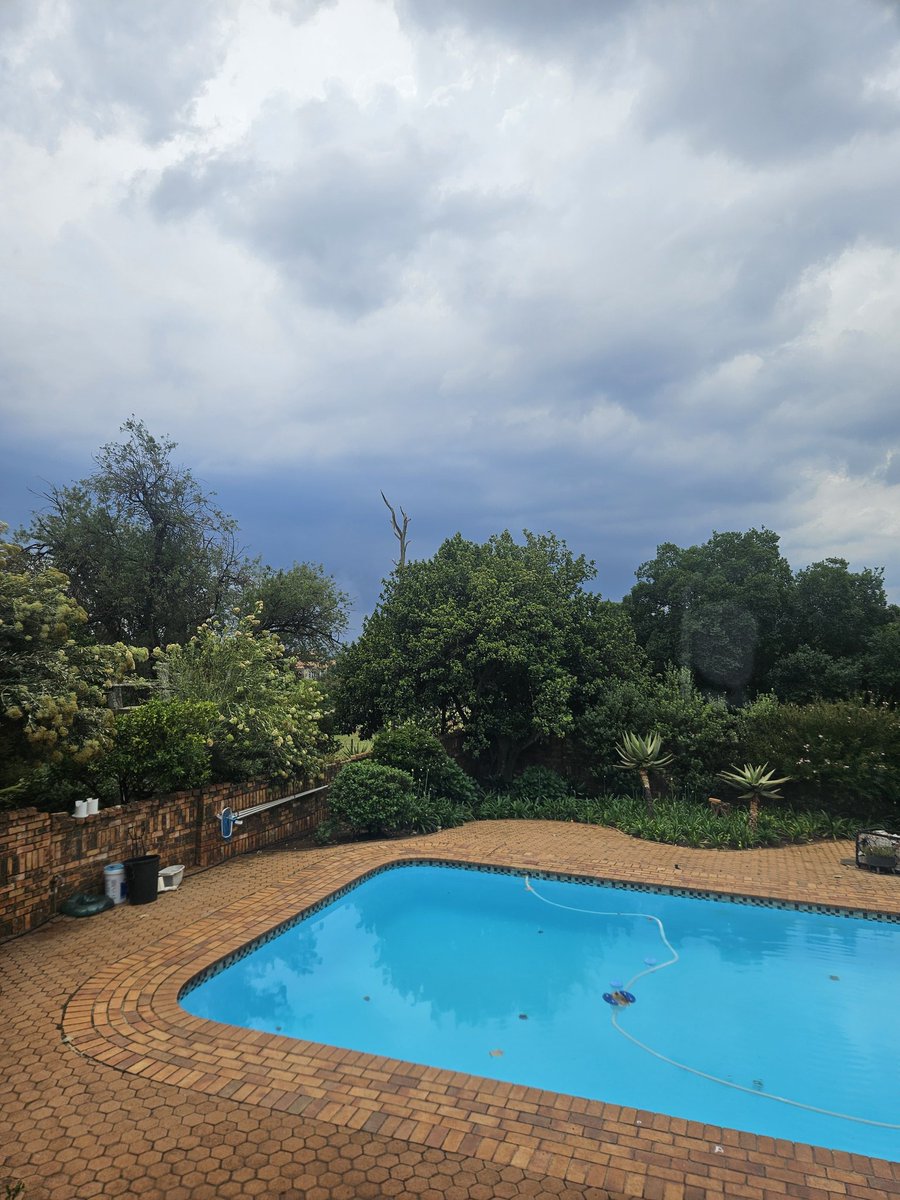 Charl12gage's tweet photo. Rain is coming in Krugersdorp https://t.co/BqNn5yIu0f