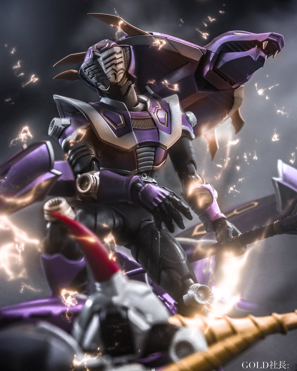 仮面ライダー王蛇 生存形態 コスプレマスク（複眼発光ギミック付き） 仮面ライダー王蛇 生存形態 コスプレマスク（複眼発光ギミック付き）